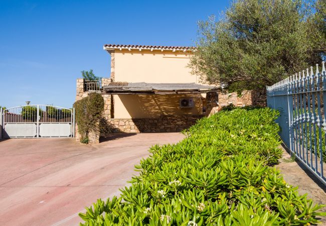 Chalet in Porto San Paolo - Laura's Terrace - Reihenhaus mit Meerblick