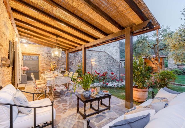 Villa in Pieve di Compito - Dimora delle Camelie, a traditional stylish stone farmhouse with garden on the hills of Compitese between Lucca and Pisa