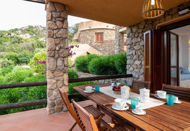 Ferienwohnung in Porto Rotondo - I Lecci 3 - Terrasse mit Meerblick und Privatsphäre in Porto Rotondo