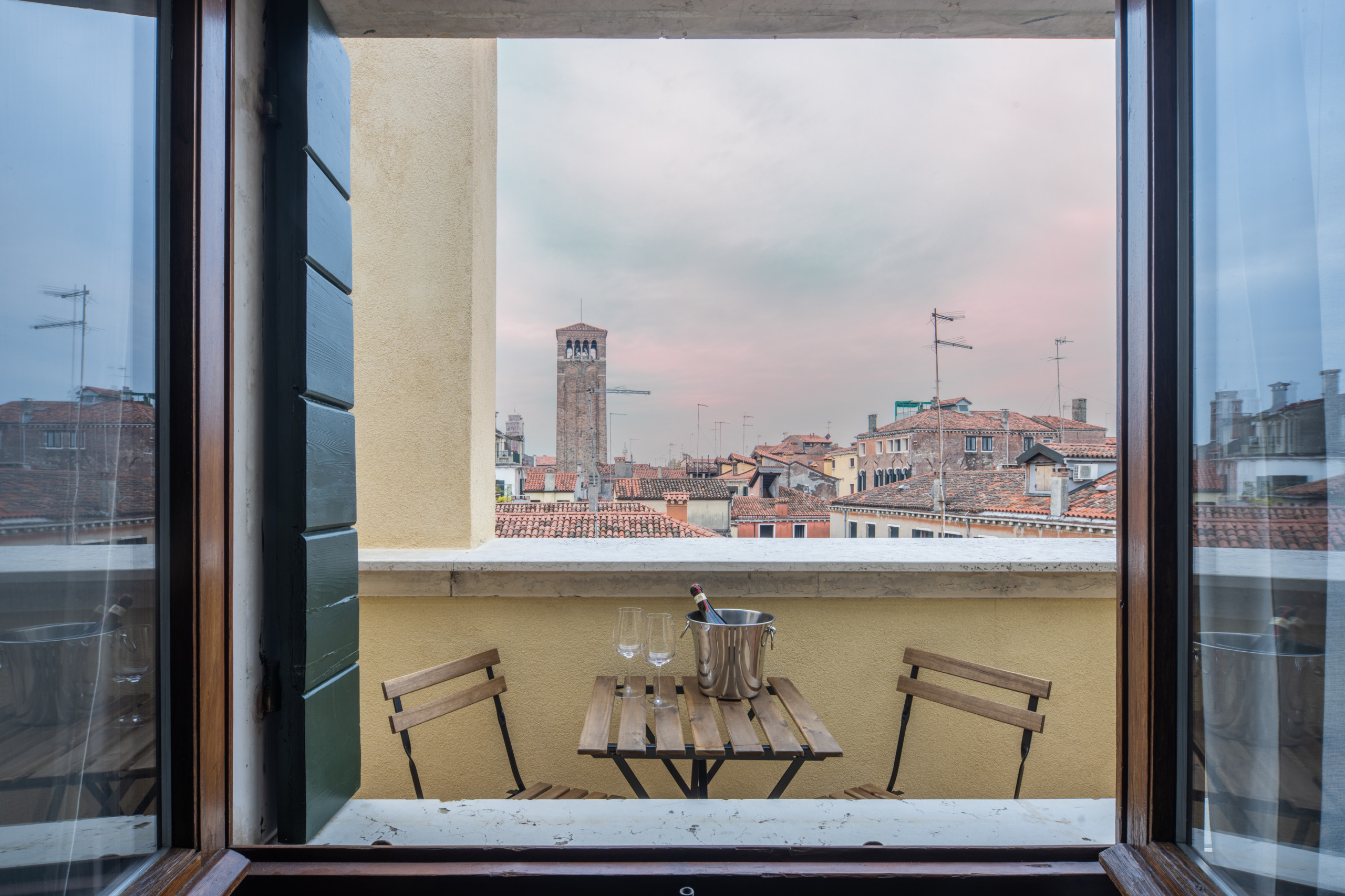  in Santa Croce - Bright Apartment On Venetian Roofs R&R