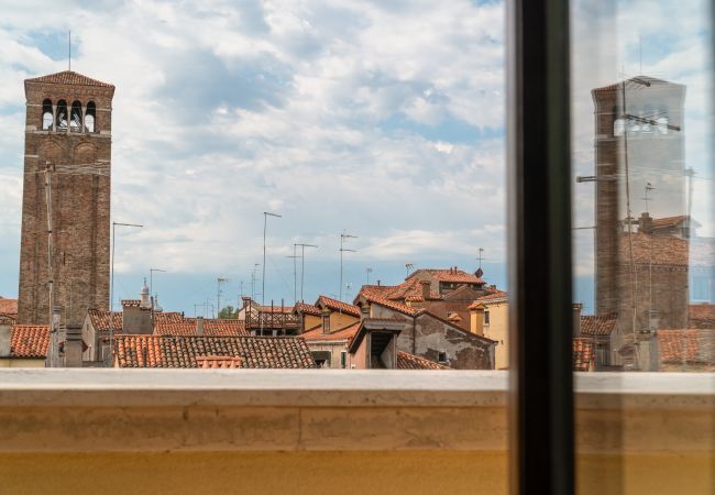 Ferienwohnung in Santa Croce - Bright Apartment on Venetian Roofs R&R