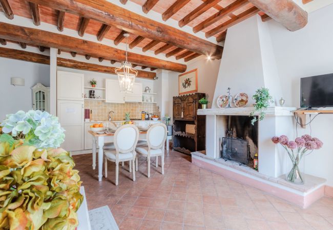 Ferienwohnung in Monte San quirico - Elisa Farmhouse Apartment in Wine Resort Ferienwohnung in Monte San quirico - Elisa Farmhouse Apartment in Wine Resort