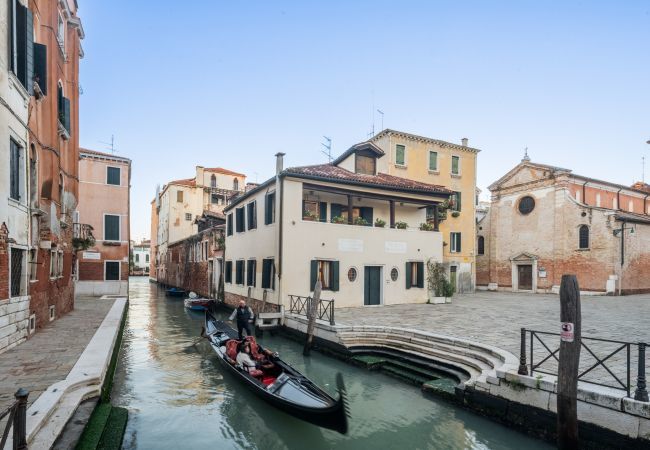 Ferienwohnung in Venedig -   Independent Mansion Overlooking the Canal R&R