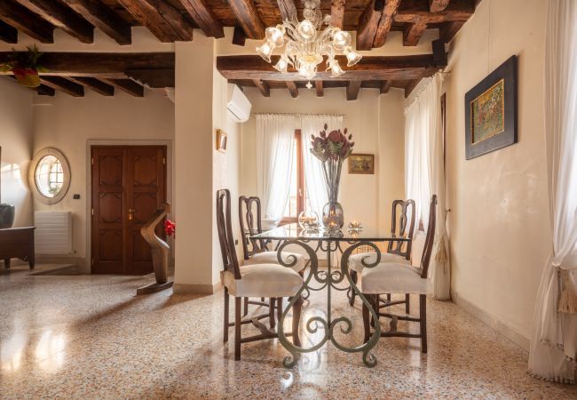 Ferienwohnung in Venedig -   Independent Mansion Overlooking the Canal R&R