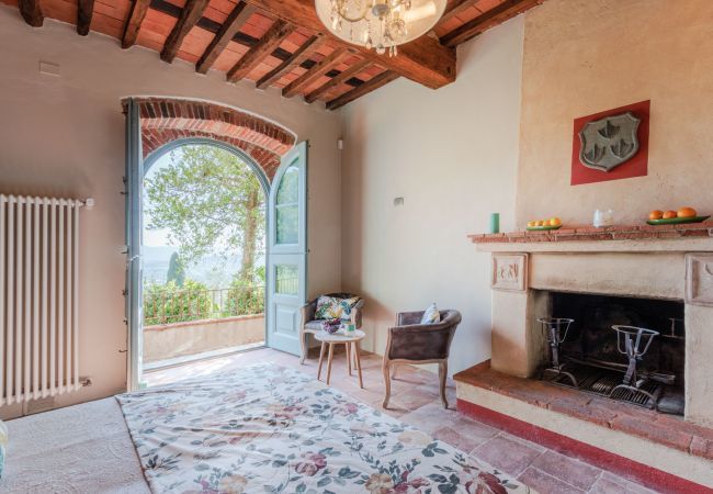 Villa in Lucca - Villa Alice, panoramic stone farmhouse to sleep 10 with pool in Lucca