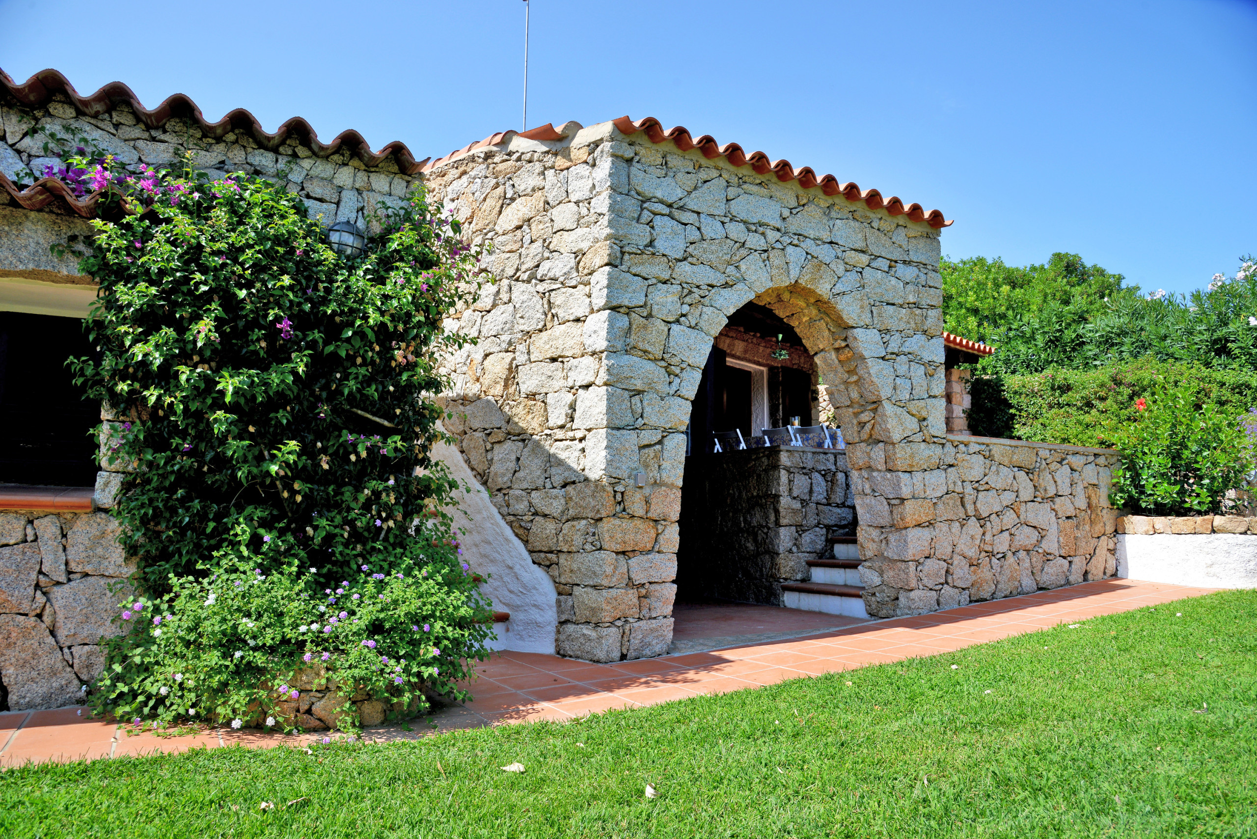Villa Ibiscus - geräumiger und gepflegter Garten, ideal zum Entspannen in Ferienvilla in Palau
