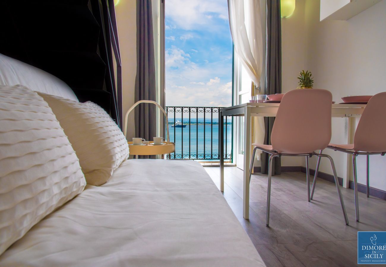 Ferienwohnung in Siracusa - Alfeo bellevue, romantica Suite con terrazza panoramica, by Dimore in Sicily