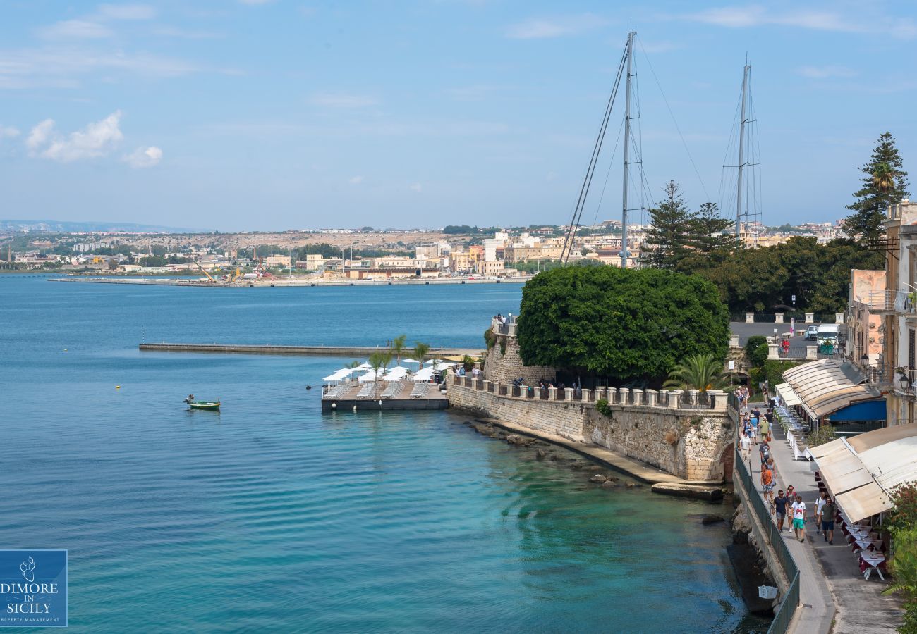 Ferienwohnung in Siracusa - Alfeo bellevue, romantica Suite con terrazza panoramica, by Dimore in Sicily