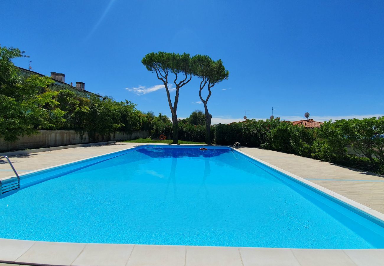 Ferienwohnung in Lazise - Regarda - Wohnung Brezza di Lago 1 mit Pool und Klimaanlage -Ruhe und Entspannung nur wenige Meter vom Zentrum von Lazise entfernt.