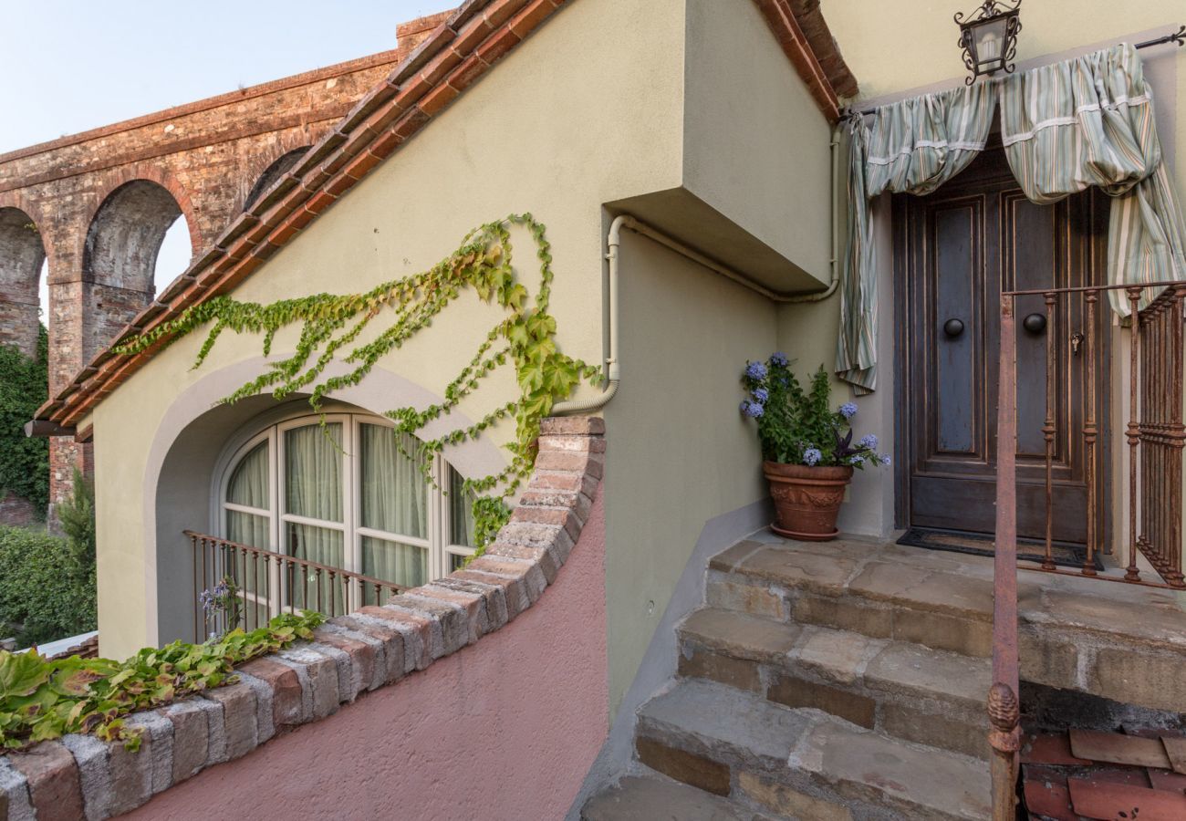 Villa in Capannori - Verwöhnen Sie sich in einem Landhaus mit Bauernhaus und Blick auf die Stadt!