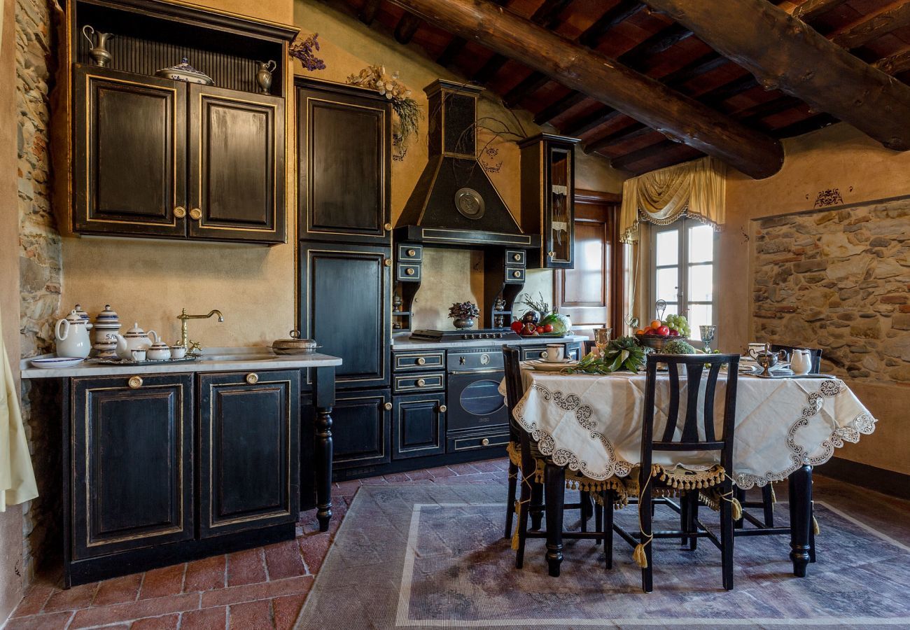 Villa in Capannori - Verwöhnen Sie sich in einem Landhaus mit Bauernhaus und Blick auf die Stadt!