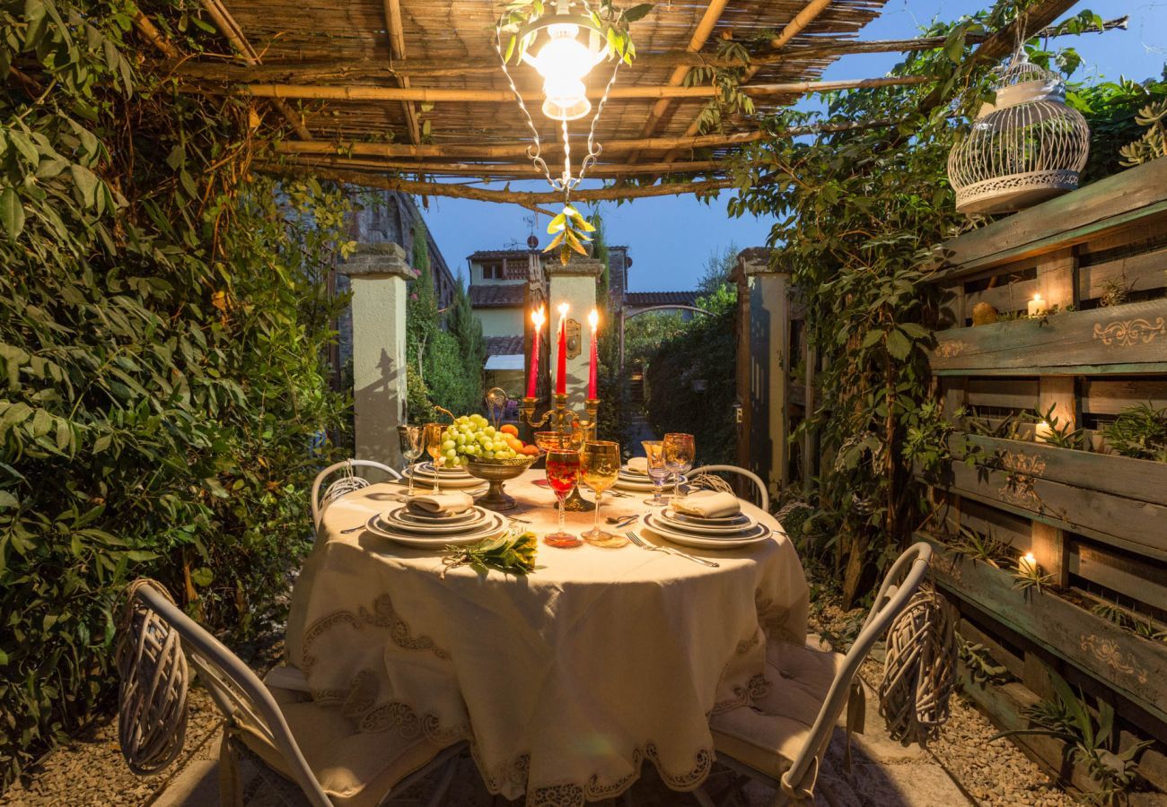 Villa in Capannori - Verwöhnen Sie sich in einem Landhaus mit Bauernhaus und Blick auf die Stadt!