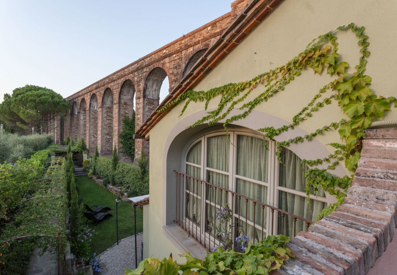 Villa in Capannori - Verwöhnen Sie sich in einem Landhaus mit Bauernhaus und Blick auf die Stadt!