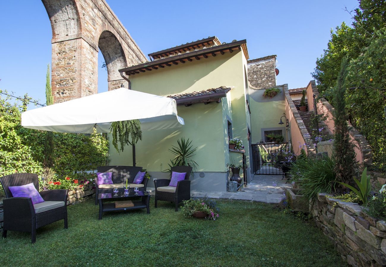 Villa in Capannori - Verwöhnen Sie sich in einem Landhaus mit Bauernhaus und Blick auf die Stadt!