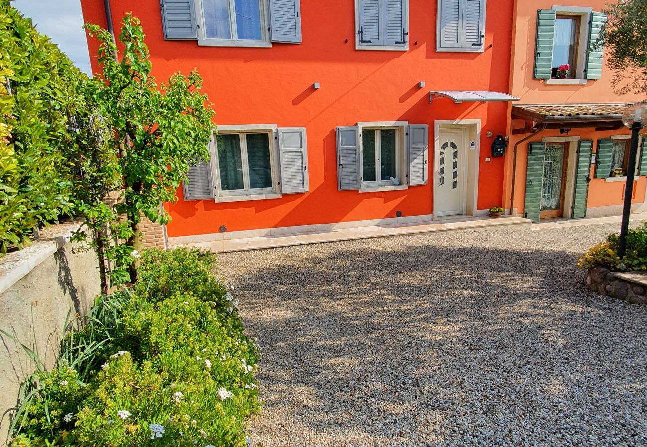 Haus in Bardolino - Regarda – Haus Rustico Petra im Bardolino mit 3 Schlafzimmer, 2 Bäder, Garten