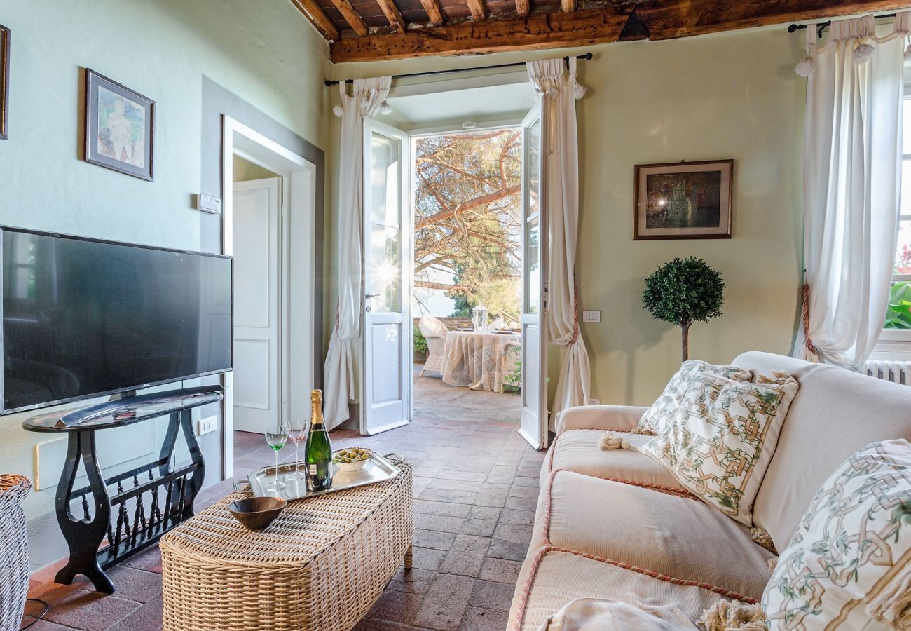 Villa in Capannori - FRANTOIO a Romantic Farmhouse Apartment with Terrace and Views