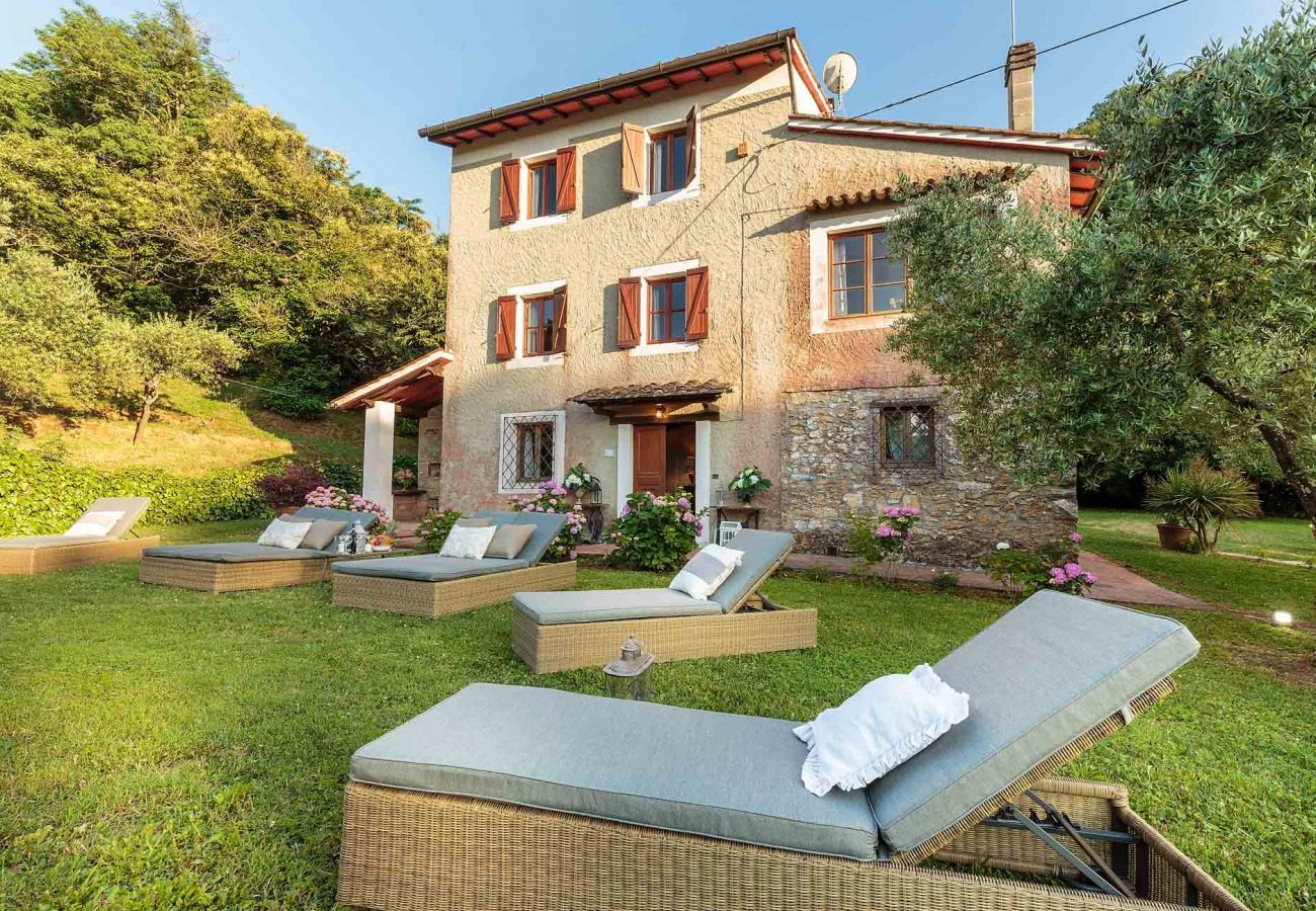 Villa in Lucca - BOCCIOLO FARMHOUSE with POOL, 5 mins to Lucca Town