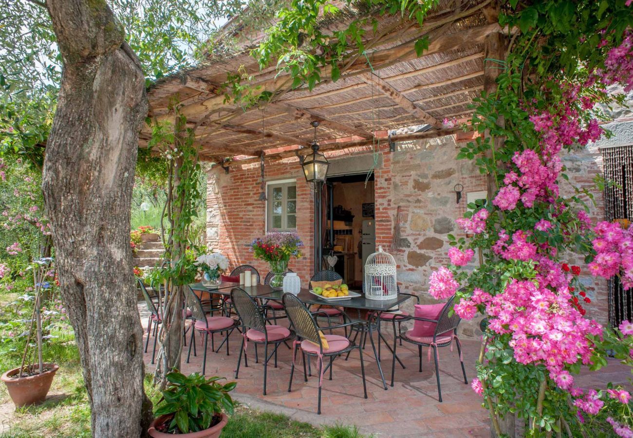 Villa in Aquilea - Romantic farmhouse villa in Lucca to sleep 5 guests with private pool and wi-fi