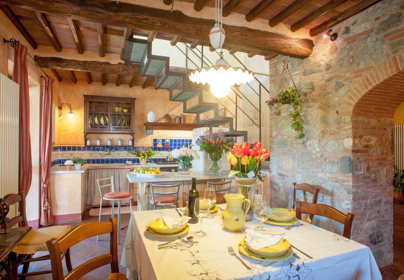 Villa in Aquilea - Romantic farmhouse villa in Lucca to sleep 5 guests with private pool and wi-fi