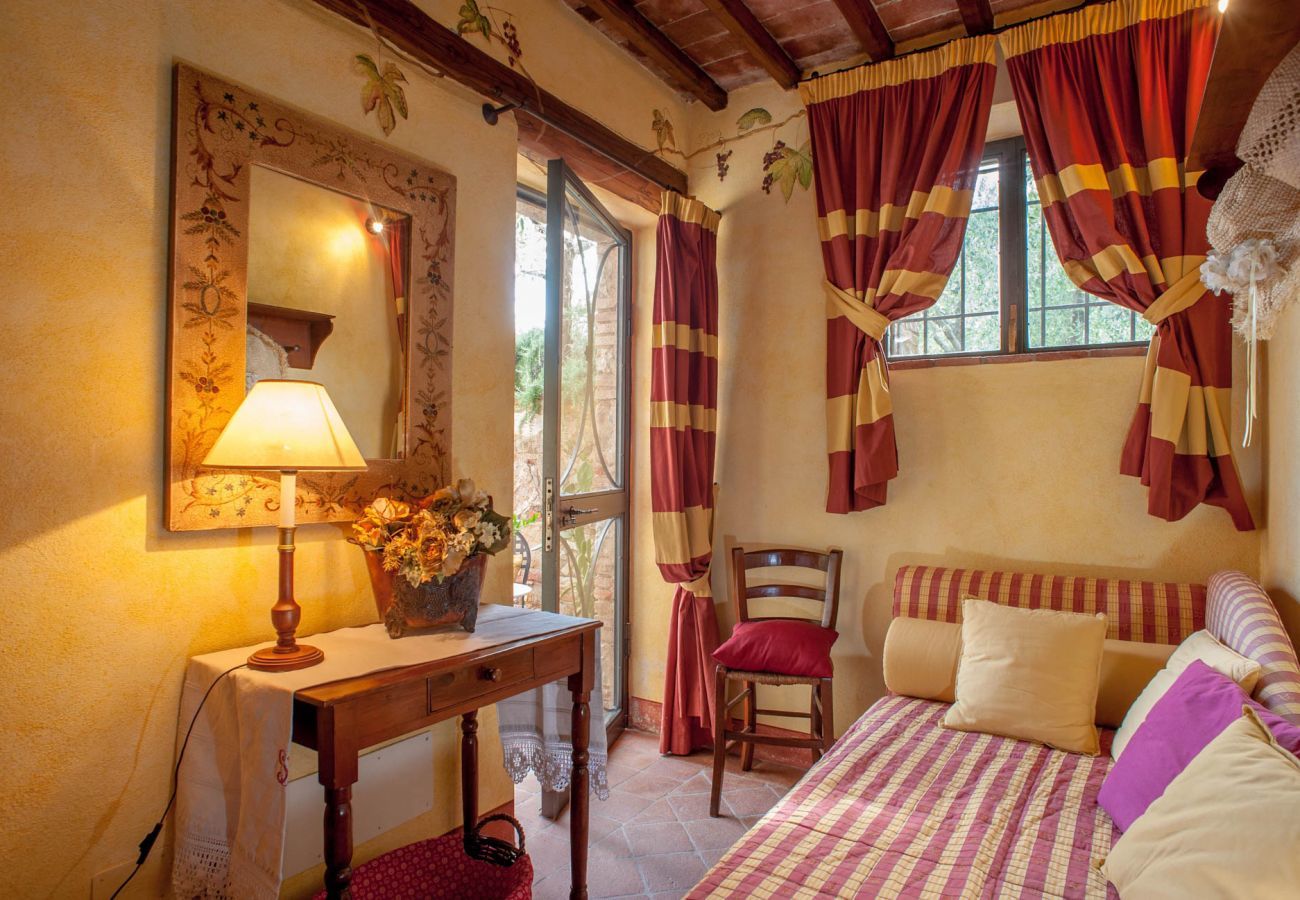 Villa in Aquilea - Romantic farmhouse villa in Lucca to sleep 5 guests with private pool and wi-fi