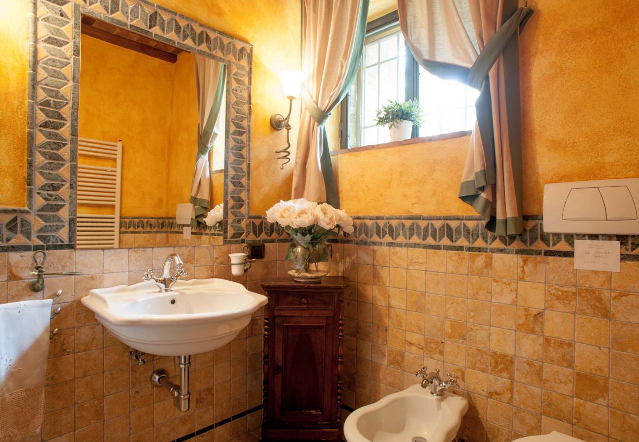 Villa in Aquilea - Romantic farmhouse villa in Lucca to sleep 5 guests with private pool and wi-fi