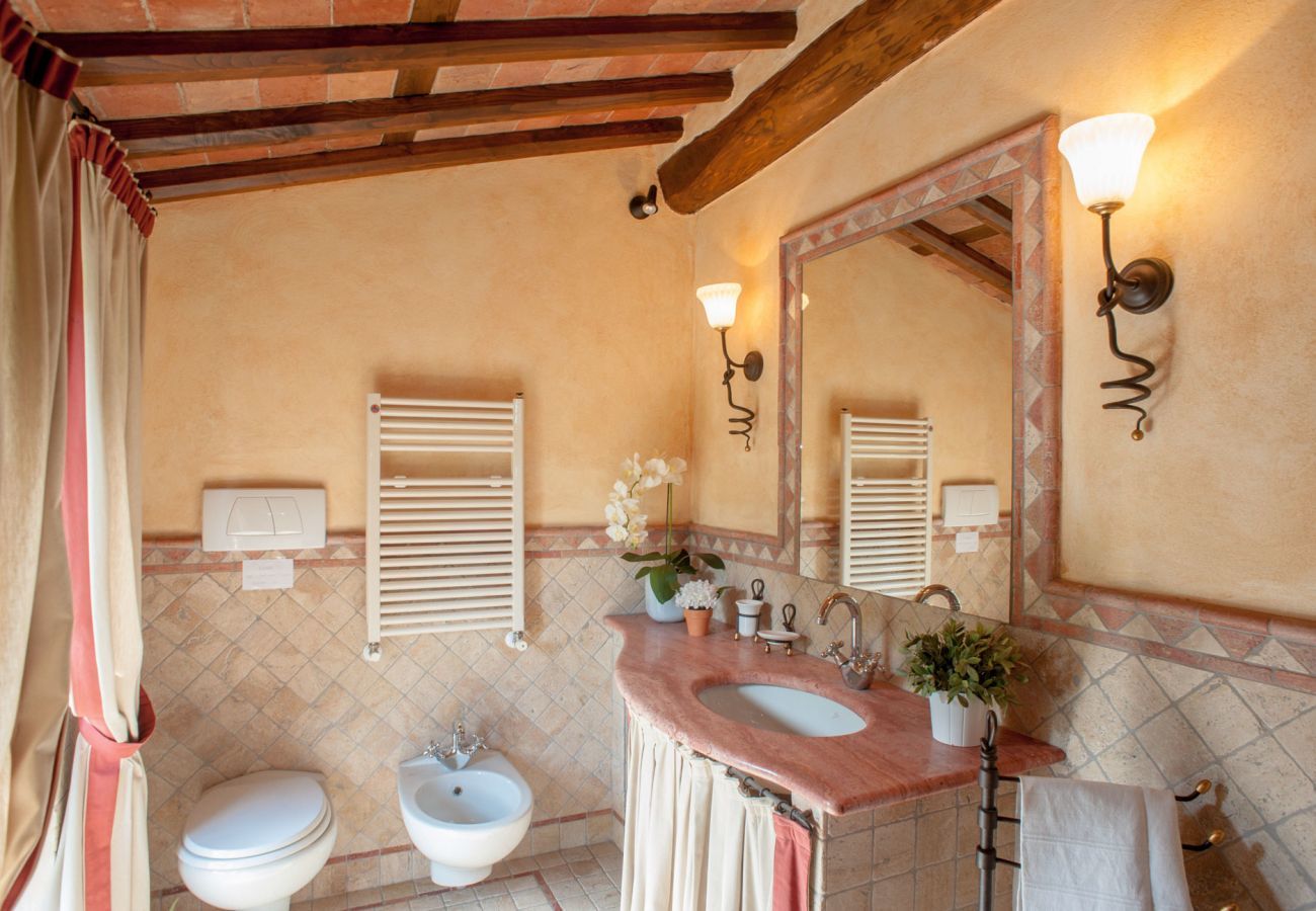 Villa in Aquilea - Romantic farmhouse villa in Lucca to sleep 5 guests with private pool and wi-fi