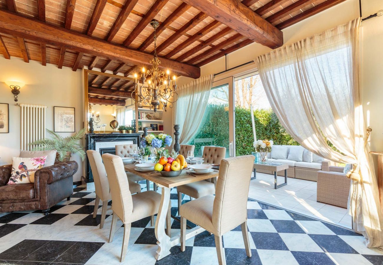 Villa in Capannori - VILLA CATIA Farmhouse. 3 Luxury Bedrooms, a Pool, a Jacuzzi and a Dream-Like Getaway Experience