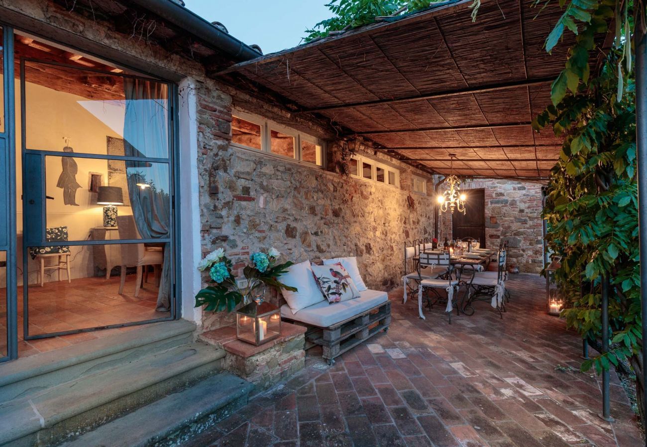 Villa in Capannori - VILLA IL TINAIO Romantic Secluded Farmhouse with Private Pool