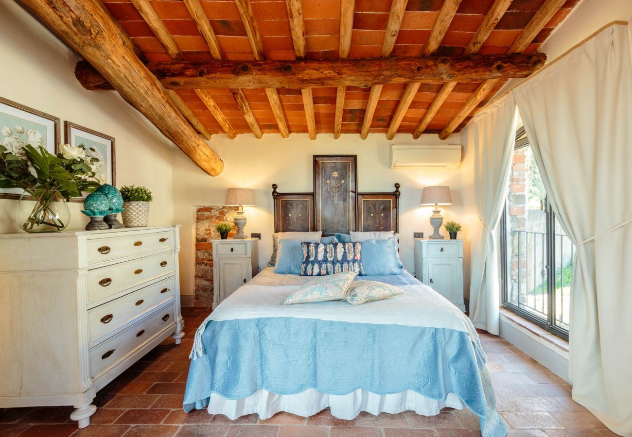 Villa in Capannori - VILLA IL TINAIO Romantic Secluded Farmhouse with Private Pool