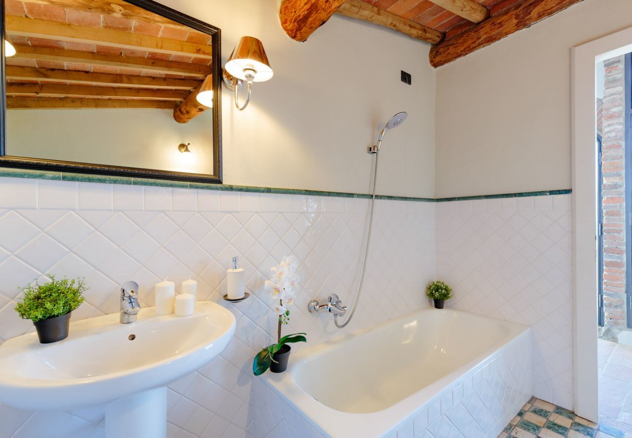 Villa in Capannori - VILLA IL TINAIO Romantic Secluded Farmhouse with Private Pool