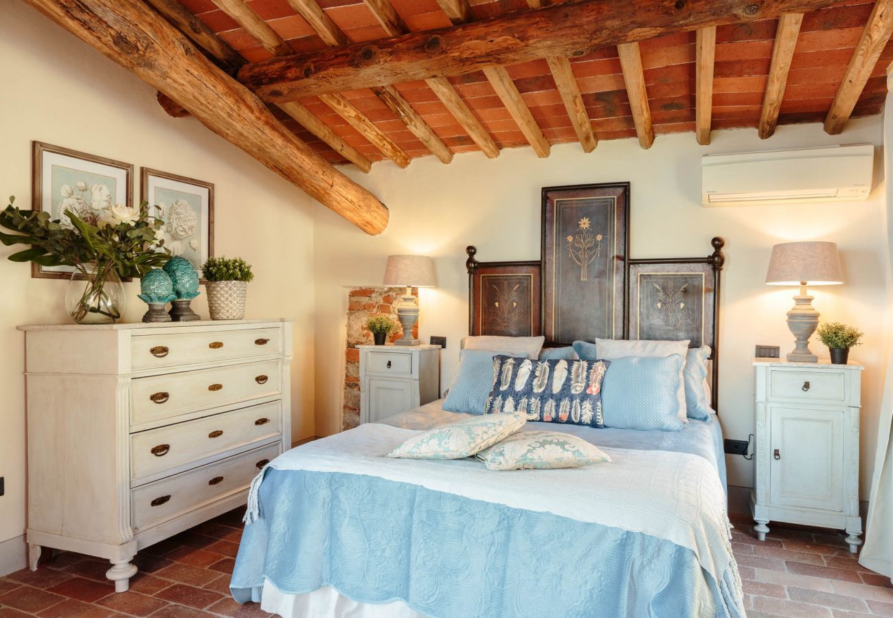 Villa in Capannori - VILLA IL TINAIO Romantic Secluded Farmhouse with Private Pool