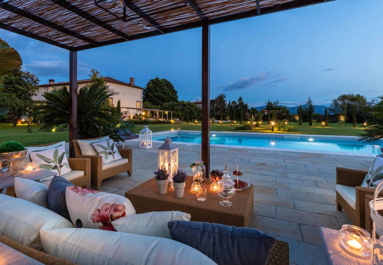 Villa in Lucca - VILLA HUGO, Understated Luxury 5 Bedrooms Villa with Pool and a Welcoming Ambience