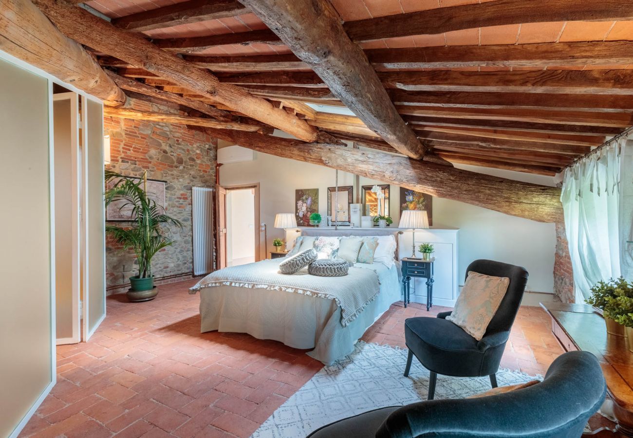 Villa in Lucca - VILLA HUGO, Understated Luxury 5 Bedrooms Villa with Pool and a Welcoming Ambience