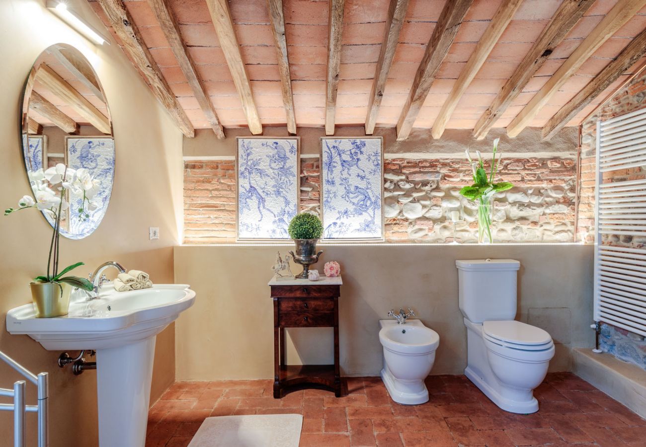 Villa in Lucca - VILLA HUGO, Understated Luxury 5 Bedrooms Villa with Pool and a Welcoming Ambience