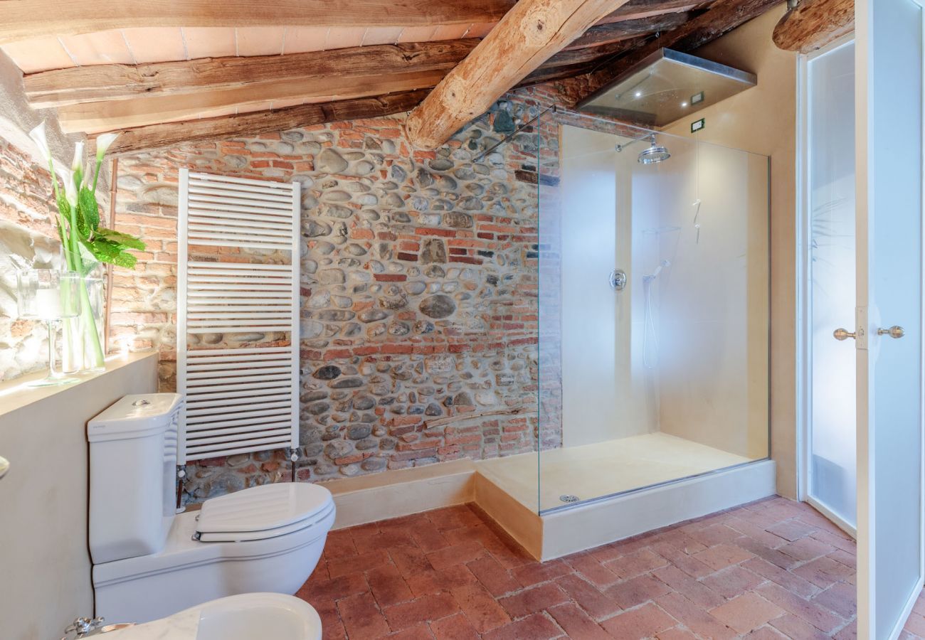 Villa in Lucca - VILLA HUGO, Understated Luxury 5 Bedrooms Villa with Pool and a Welcoming Ambience