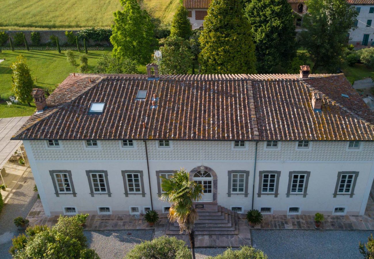 Villa in Lucca - VILLA HUGO, Understated Luxury 5 Bedrooms Villa with Pool and a Welcoming Ambience