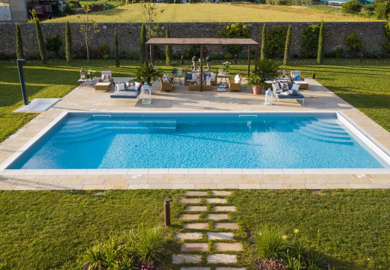 Villa in Lucca - VILLA HUGO, Understated Luxury 5 Bedrooms Villa with Pool and a Welcoming Ambience