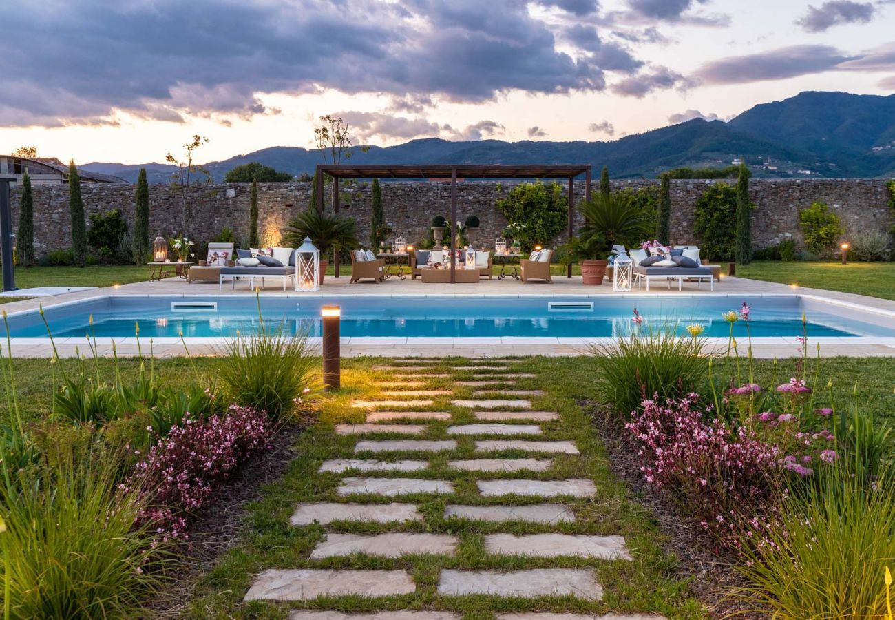 Villa in Lucca - VILLA HUGO, Understated Luxury 5 Bedrooms Villa with Pool and a Welcoming Ambience