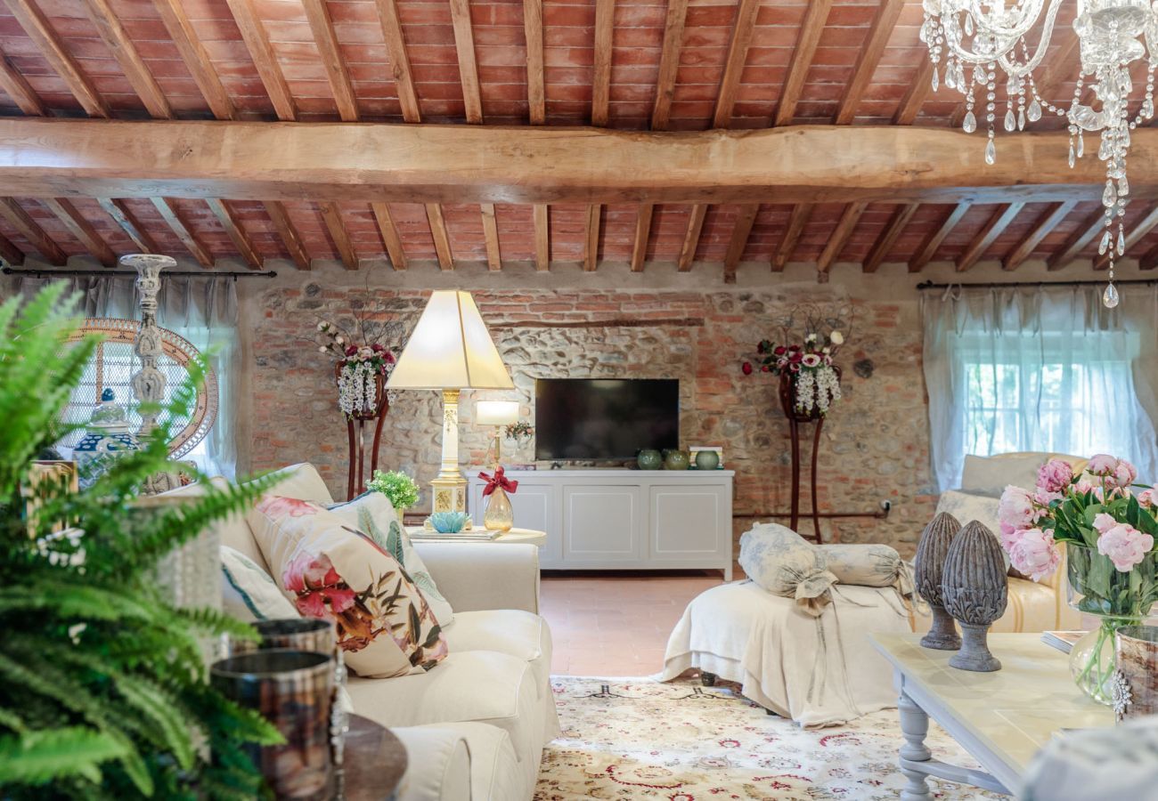 Villa in Lucca - VILLA HUGO, Understated Luxury 5 Bedrooms Villa with Pool and a Welcoming Ambience