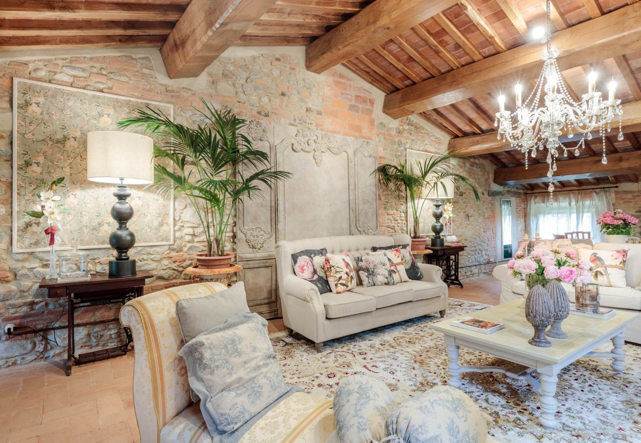 Villa in Lucca - VILLA HUGO, Understated Luxury 4 Bedrooms Villa with Pool and a Welcoming Ambience