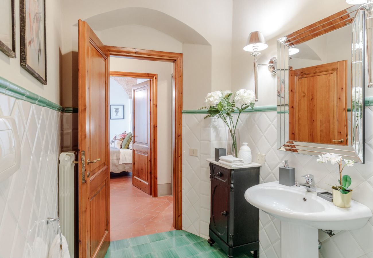 Villa in Marcialla - VILLA CHIANTI, your Secret 4 Bedrooms Retreat with View over the Vineyards in Marcialla