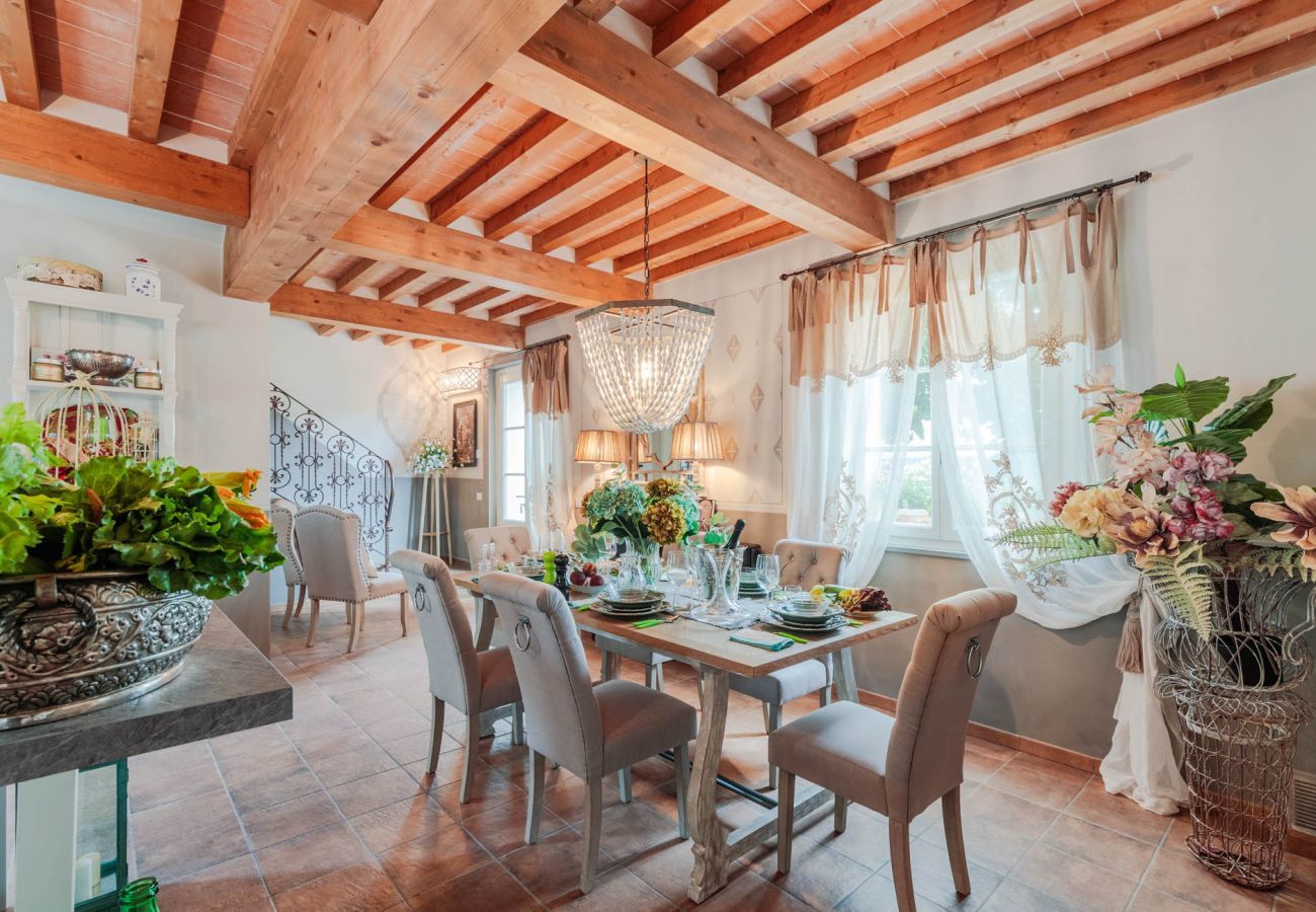 Villa in Lucca - VILLA REGINA, 4 bedrooms and a luxury style among the vineyards by Lucca Town