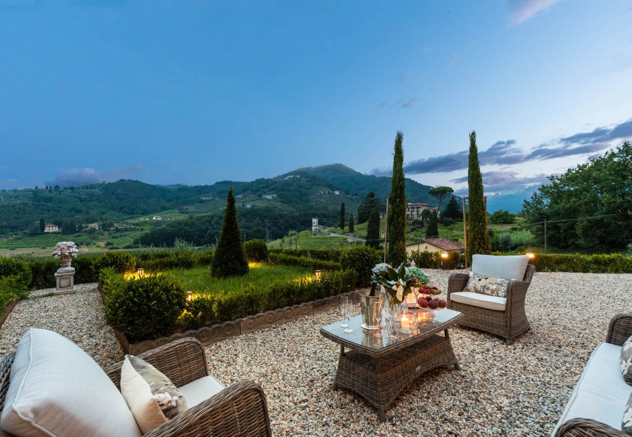 Villa in Lucca - VILLA REGINA, 4 bedrooms and a luxury style among the vineyards by Lucca Town