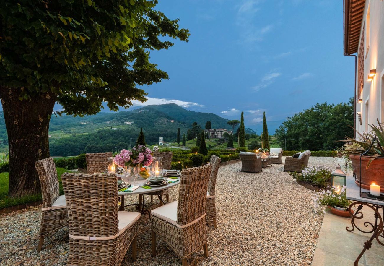 Villa in Lucca - VILLA REGINA, 4 bedrooms and a luxury style among the vineyards by Lucca Town