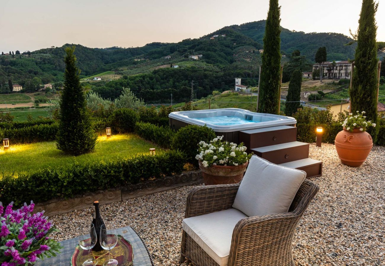 Villa in Lucca - VILLA REGINA, 4 bedrooms and a luxury style among the vineyards by Lucca Town