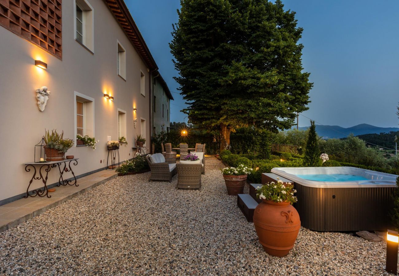 Villa in Lucca - VILLA REGINA, 4 bedrooms and a luxury style among the vineyards by Lucca Town