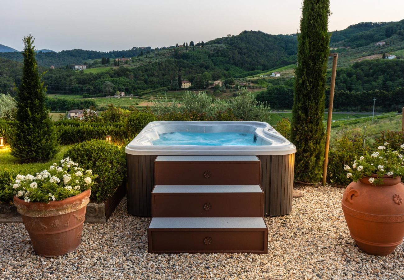 Villa in Lucca - VILLA REGINA, 4 bedrooms and a luxury style among the vineyards by Lucca Town