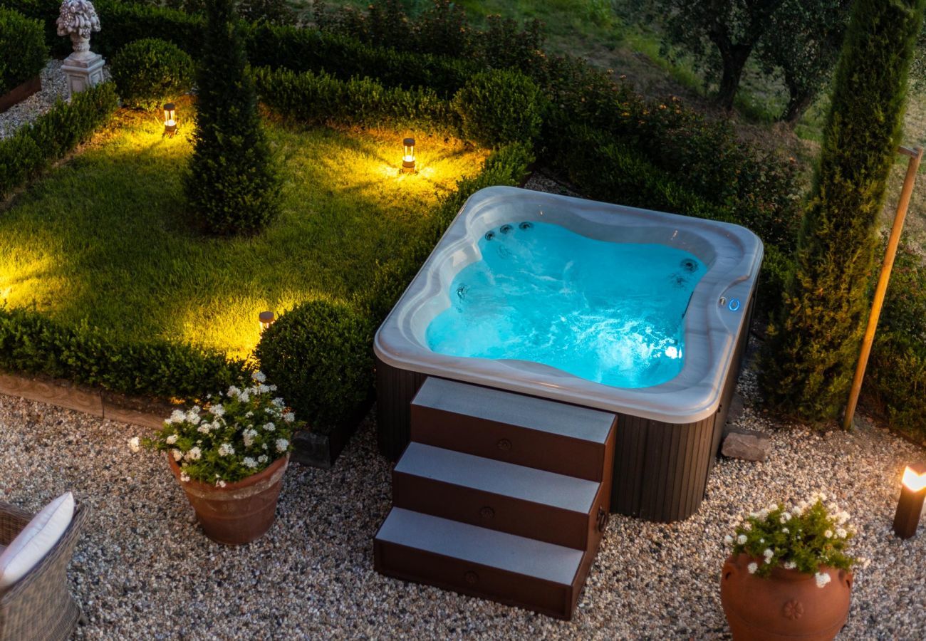 Villa in Lucca - VILLA REGINA, 4 bedrooms and a luxury style among the vineyards by Lucca Town