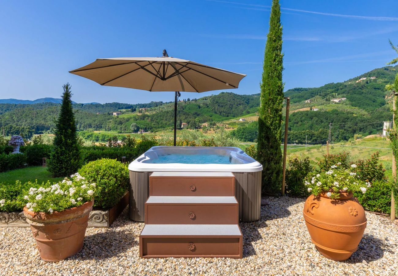Villa in Lucca - VILLA REGINA, 4 bedrooms and a luxury style among the vineyards by Lucca Town