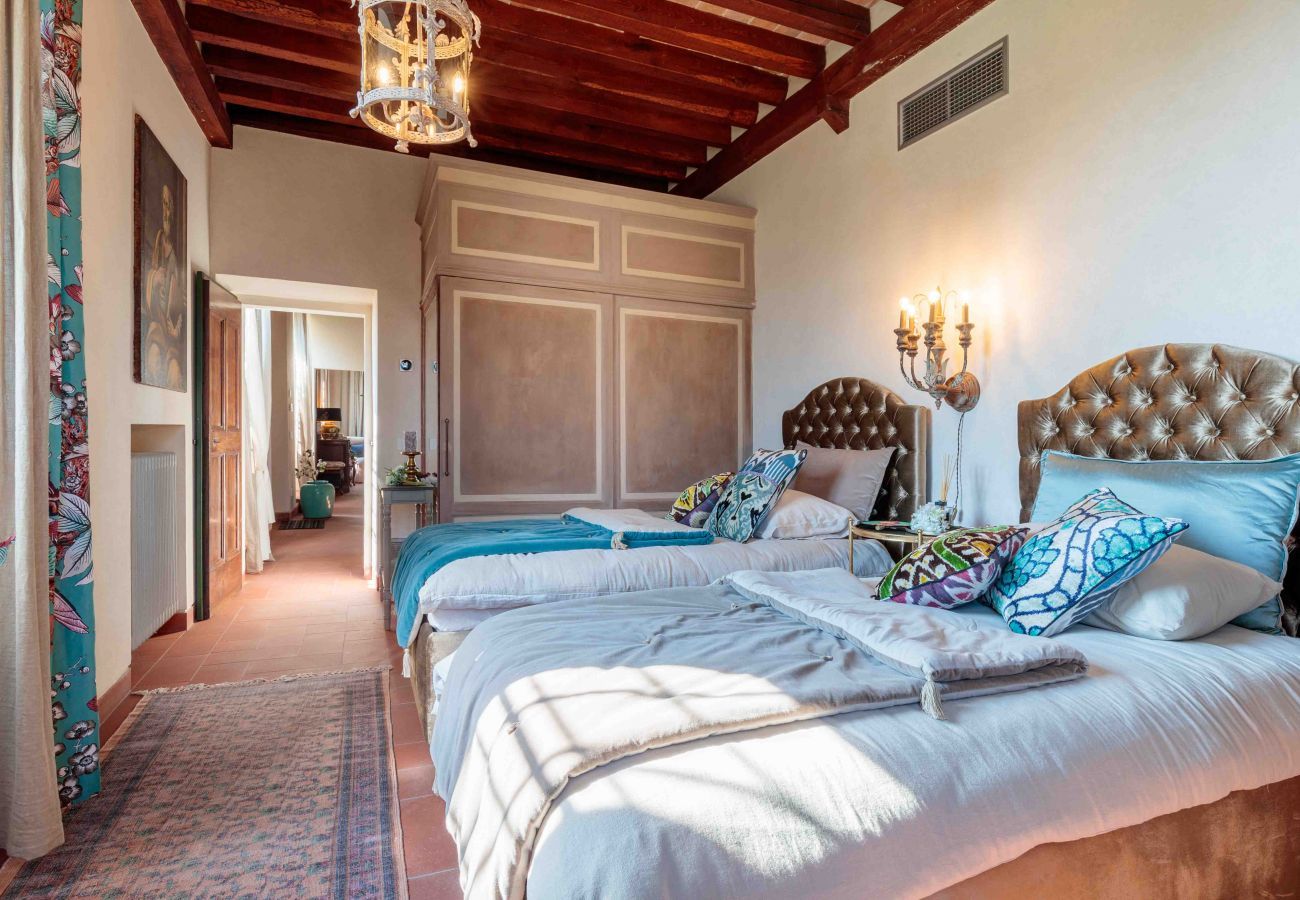 Villa in Lucca - VILLA IL CASTELLO: Vibrant Sanctuary of Enchanting Colours. 6 Bedrooms, Private Pool